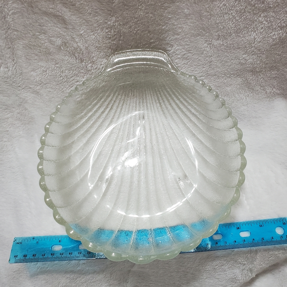 Glass shell dish